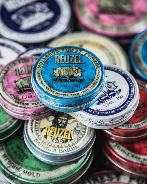 Auswahl an Pomaden und Stylingprodukten